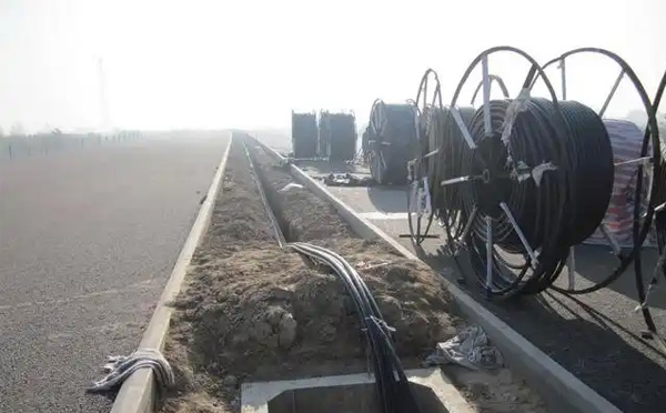 成县光缆施工如何应对复杂地形布线难题? 成县光缆施工如何应对复杂地形布线难题?